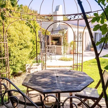 Bella Avec Sa Magnifique Piscine